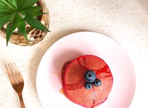 Una foto de PANCAKES DE RED VELVET ❣️