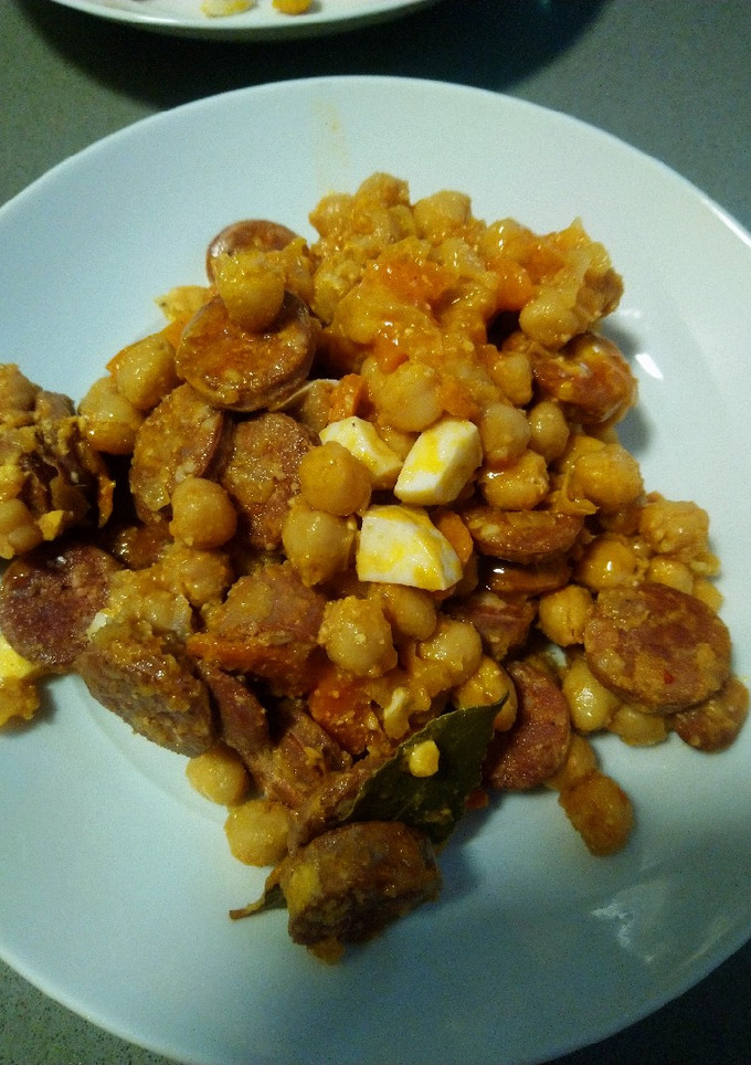 Una foto de Garbanzos con chorizo y romesco