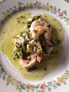 Una foto de Camarones con cilantro y mantequilla