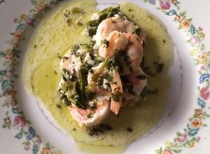 Una foto de Camarones con cilantro y mantequilla