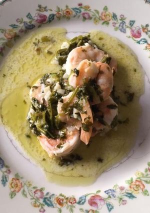 Una foto de Camarones con cilantro y mantequilla