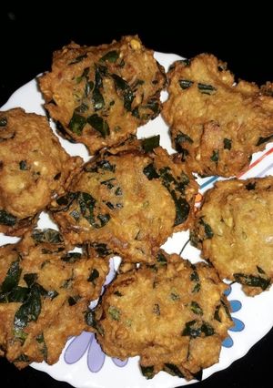 दाल और पालक वड़ा (Dal aur palak vada recipe in Hindi) रेसिपी मुख्य फोटो