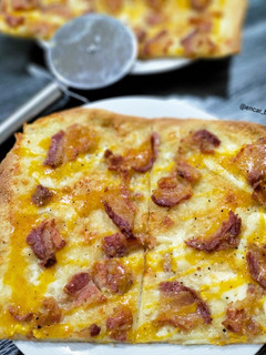 Una foto de Pizza carbonara