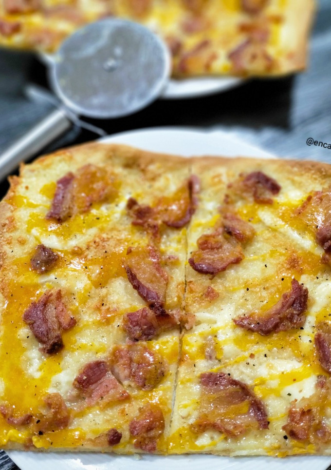Una foto de Pizza carbonara