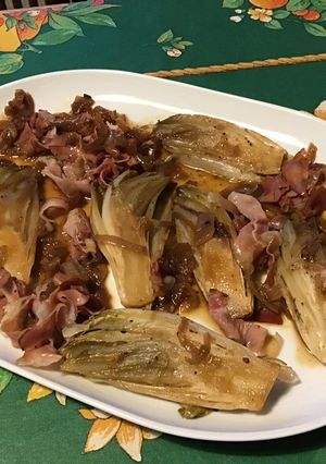 Une photo de Endives braisées au soja et jambon cru