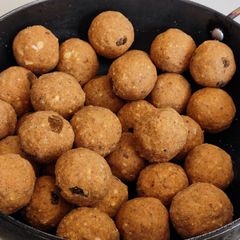 A picture of Gond besan makana ladu.
