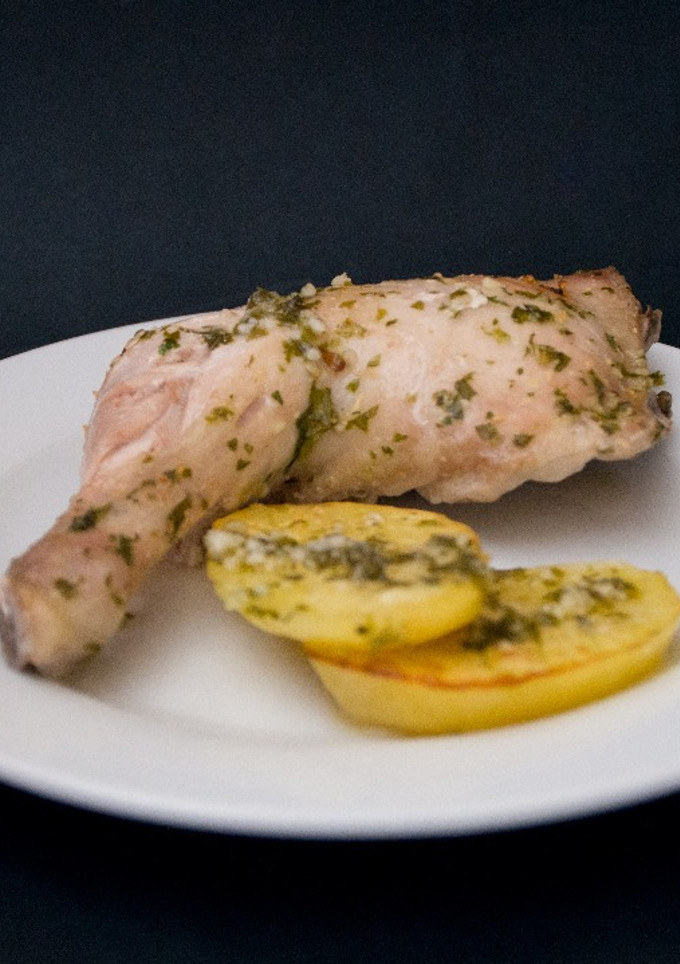 Una foto de Pollo al horno al vino blanco