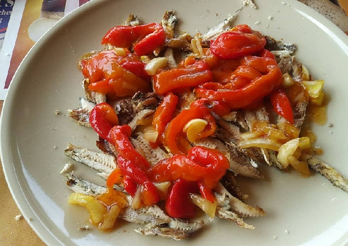 Boquerones fritos con pimientos asados
