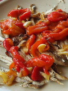 Una foto de Boquerones fritos con pimientos asados