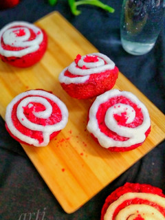 रेड वेलवेट कपकेक (red velvet cupcakes recipe in Hindi) रेसिपी मुख्य फोटो