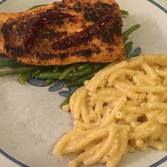 Blackened Salmon with Green Beans and Cajun Gouda Mac 🌶 A picture of Blackened Salmon with Green Beans and Cajun Gouda Mac 🌶.