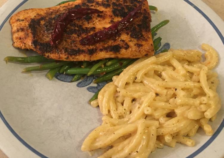Blackened Salmon with Green Beans and Cajun Gouda Mac š¶