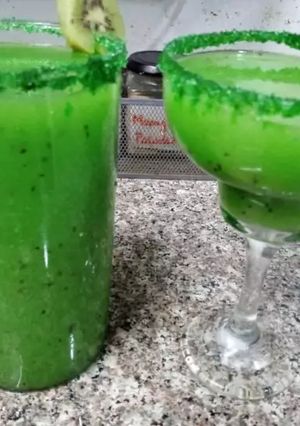 A picture of Kiwi lemonade.
