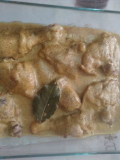 Una foto de Muslos de pollo en salsa de avellanas