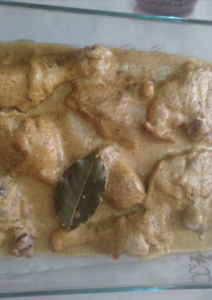 Una foto de Muslos de pollo en salsa de avellanas