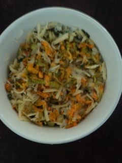 Una foto de Ensalada de flor de calabaza, pollo desmenuzado y queso con jalapeños