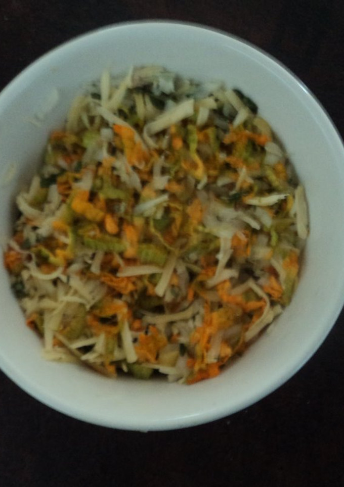 Una foto de Ensalada de flor de calabaza, pollo desmenuzado y queso con jalapeños