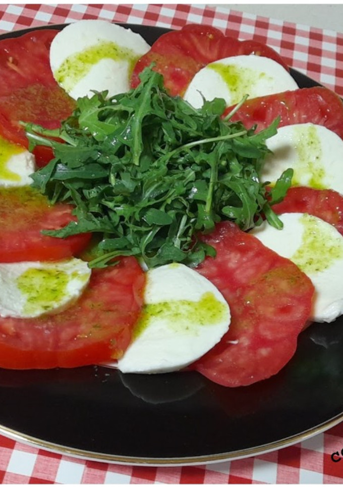Una foto de Ensalada caprese versionada