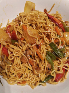 Una foto de Tallarines con pollo y verduras