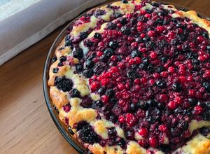 Une photo de Gâteau aux fruits rouges et mascarpone 🍇🍓🍰
