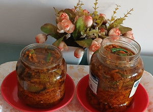 A picture of Raw Mango carrot green chili garlic pickle.