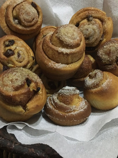 Una foto de Cinnamon buns o rollos de canela