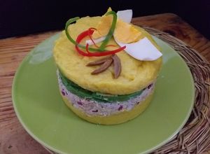 Una foto de Causa rellena de atún con cúrcuma (sin ají amarillo)