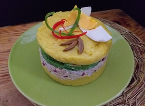 Una foto de Causa rellena de atún con cúrcuma (sin ají amarillo)