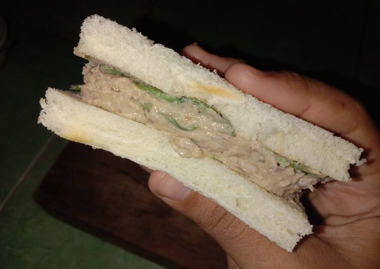Smoked tuna sandwich with mayo