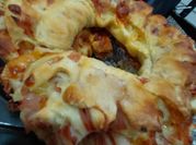 Una foto de roscas de jamon y queso