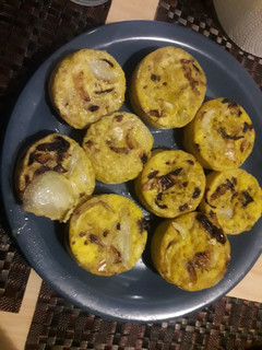 Una foto de Muffins de huevo y cebolla sin harina