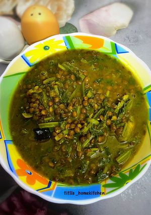 A picture of Spinach Whole Masoor Daal.