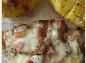 Una foto de Conejo a la napolitana con papas a la sueca