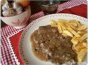 Una foto de recrta para bistec con salsa