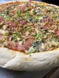 Pizza con mozarela, jamón, queso azul y apio - masa con técnica prefermento poolish