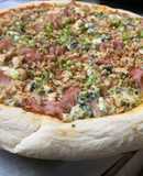 Pizza con mozarela, jamón, queso azul y apio - masa con técnica prefermento poolish