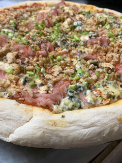 Una foto de Pizza con mozarela, jamón, queso azul y apio - masa con técnica prefermento poolish