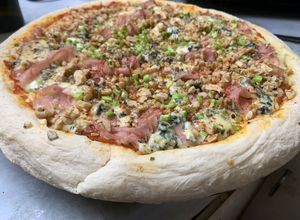 Una foto de Pizza con mozarela, jamón, queso azul y apio - masa con técnica prefermento poolish