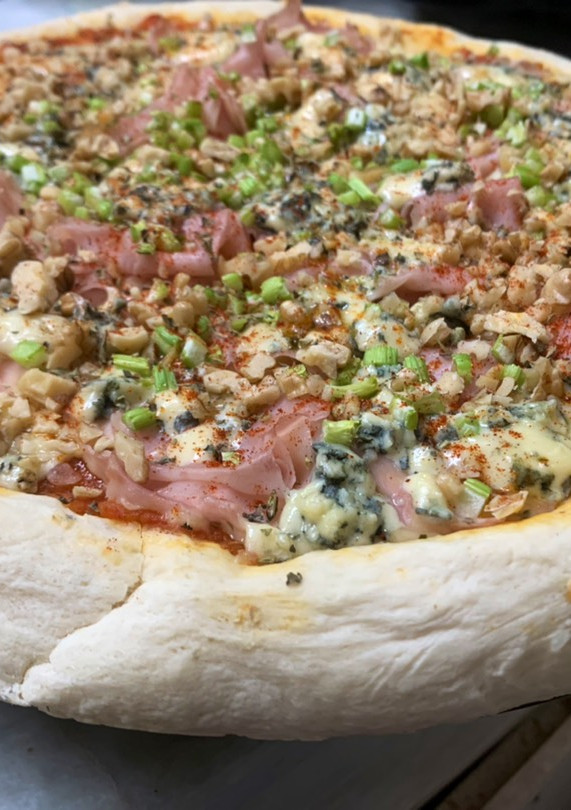 Una foto de Pizza con mozarela, jamón, queso azul y apio - masa con técnica prefermento poolish