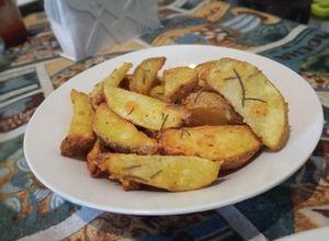 Una foto de Papas asadas a la parmesana con ajo y hierbas