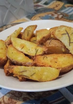 Una foto de Papas asadas a la parmesana con ajo y hierbas