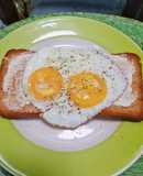 Huevo estrellado en pan tostado