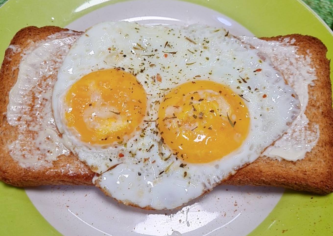 Huevo estrellado en pan tostado