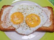Una foto de pan tostado con huevo