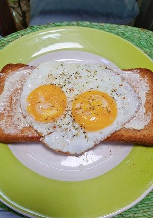 Una foto de Huevo estrellado en pan tostado