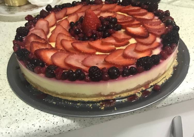 Tarta de limón con frutos rojos