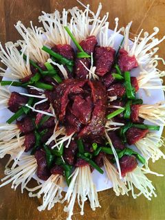 Hình của món Bò cuộn nấm kim châm.