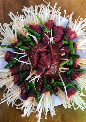 Hình của món Bò cuộn nấm kim châm.