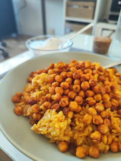 Una foto de Arroz al curry con garbanzos crujientes y salsa de yogurt