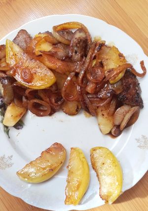 Фото Куриная печень с яблоками и луком.